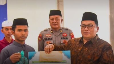 Wakil Bupati Kubu Raya Sukiryanto meninjau progres pembangunan Masjid di Pondok Pesantren Nurul Jadid didampingi pengurus ponpes. (Dok. HO/Faktakalbar.id)