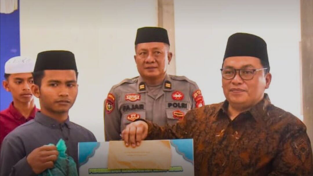Wakil Bupati Kubu Raya Sukiryanto meninjau progres pembangunan Masjid di Pondok Pesantren Nurul Jadid didampingi pengurus ponpes. (Dok. HO/Faktakalbar.id)