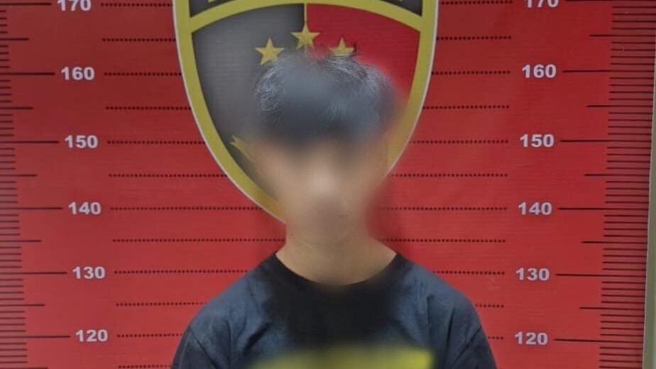 "Satreskrim Polres Sekadau ringkus tiga pelaku curanmor di Belitang dalam waktu kurang dari 24 jam. Motor hasil curian ditemukan di parkiran Alfamart. "