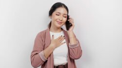 "Jangan biarkan rindu mengganggu aktivitas Anda. Simak 5 langkah praktis meregulasi emosi kerinduan secara psikologis demi kesehatan mental yang stabil."