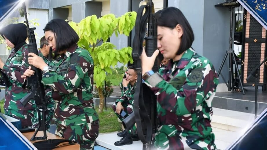 Prajurit wanita TNI AL Kodaeral XII sedang melakukan latihan bongkar pasang senjata laras panjang dengan teliti di Mako Kodaeral XII. (Dok. HO/Faktakalbar.id)