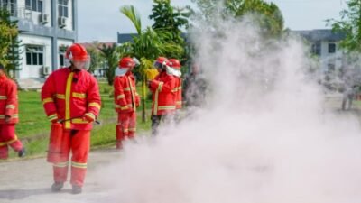 Prajurit Kodaeral XII mengenakan pakaian pemadam kebakaran lengkap sedang melakukan simulasi pemadaman api menggunakan APAR di halaman markas. (Dok. HO/Faktakalbar.id)