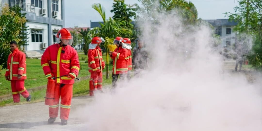 Prajurit Kodaeral XII mengenakan pakaian pemadam kebakaran lengkap sedang melakukan simulasi pemadaman api menggunakan APAR di halaman markas. (Dok. HO/Faktakalbar.id)