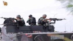 Prajurit Marinir TNI AL melakukan simulasi pertahanan pangkalan menggunakan kendaraan tempur dan senjata mesin di Koarmada III Sorong. (Dok. HO/Faktakalbar.id)