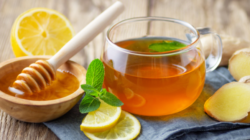 "Ingin lemon tea yang sehat? Simak 5 tips membuat lemon tea segar dengan bahan alami tanpa es saset, mulai dari pemilihan teh hingga penggunaan madu."