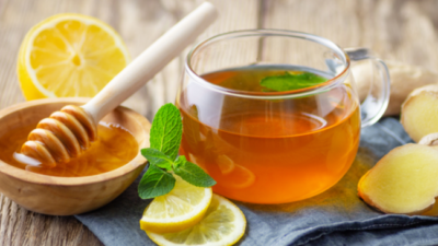 "Ingin lemon tea yang sehat? Simak 5 tips membuat lemon tea segar dengan bahan alami tanpa es saset, mulai dari pemilihan teh hingga penggunaan madu."