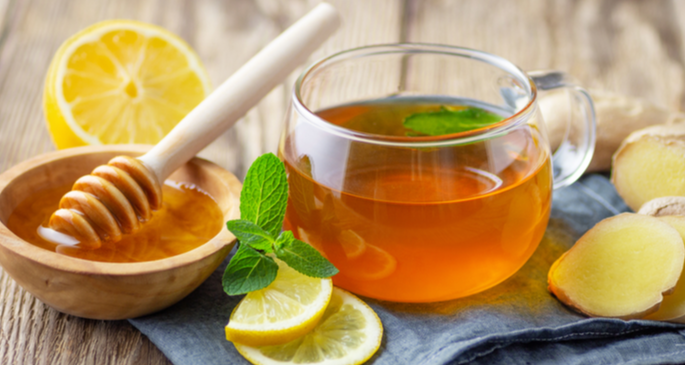 "Ingin lemon tea yang sehat? Simak 5 tips membuat lemon tea segar dengan bahan alami tanpa es saset, mulai dari pemilihan teh hingga penggunaan madu."