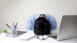 Ilustrasi - Riset terbaru menemukan pekerja yang terlalu sering menggunakan kecerdasan buatan rentan mengalami kelelahan mental dan kesulitan fokus di tempat kerja. (Dok. Ist)