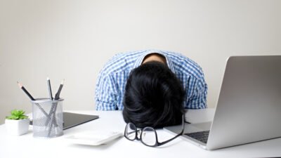 Ilustrasi - Riset terbaru menemukan pekerja yang terlalu sering menggunakan kecerdasan buatan rentan mengalami kelelahan mental dan kesulitan fokus di tempat kerja. (Dok. Ist)