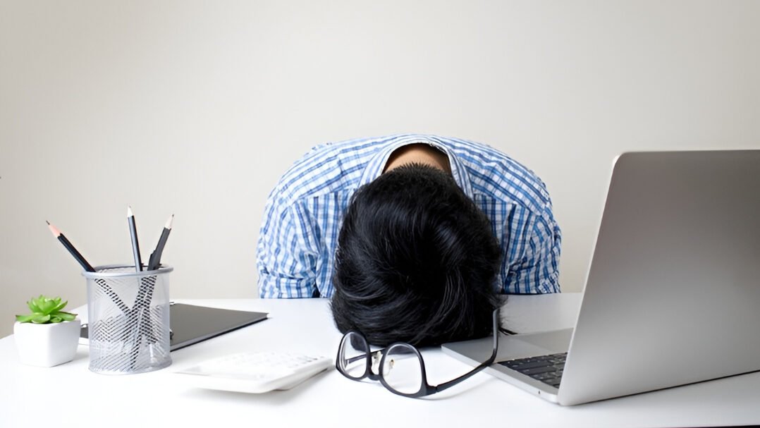 Ilustrasi - Riset terbaru menemukan pekerja yang terlalu sering menggunakan kecerdasan buatan rentan mengalami kelelahan mental dan kesulitan fokus di tempat kerja. (Dok. Ist)