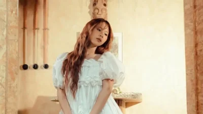 "Mengulas 5 makna mendalam lagu Mendarah dari Nadin Amizah. Sebuah karya puitis tentang kerinduan, perpisahan, dan cara berdamai dengan rasa sakit."