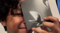 "Bedah makna lirik lagu Semua Lagu Cinta dari Hindia. Temukan pesan tersembunyi tentang kesederhanaan cinta dan kejujuran dalam hubungan di sini."