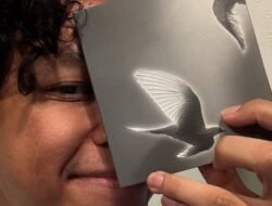 5 Makna Manis di Balik Lirik Semua Lagu Cinta Milik Hindia yang Menyentuh Hati