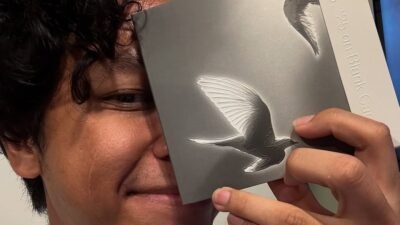 "Bedah makna lirik lagu Semua Lagu Cinta dari Hindia. Temukan pesan tersembunyi tentang kesederhanaan cinta dan kejujuran dalam hubungan di sini."