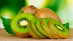 "Temukan beragam manfaat buah kiwi bagi tubuh, mulai dari meningkatkan imun, melancarkan pencernaan, hingga menjaga kesehatan jantung Anda secara alami."