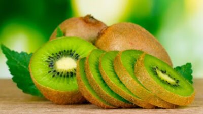 "Temukan beragam manfaat buah kiwi bagi tubuh, mulai dari meningkatkan imun, melancarkan pencernaan, hingga menjaga kesehatan jantung Anda secara alami."