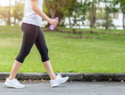 Murah dan Menyehatkan, Ini Deretan Manfaat Jalan Santai di Pagi Hari