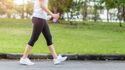 "Ingin lebih sehat dan bahagia? Simak berbagai manfaat jalan santai di pagi hari, mulai dari meningkatkan suasana hati hingga menjaga kesehatan jantung Anda."