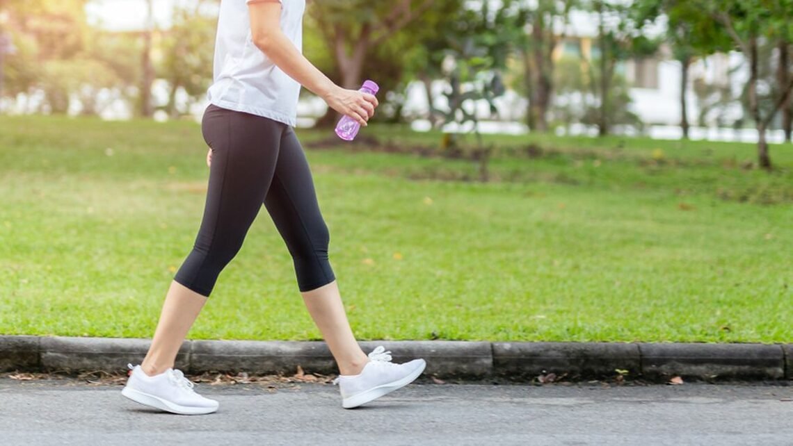 "Ingin lebih sehat dan bahagia? Simak berbagai manfaat jalan santai di pagi hari, mulai dari meningkatkan suasana hati hingga menjaga kesehatan jantung Anda."