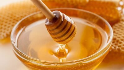 "Madu kaya manfaat untuk jantung, tapi berbahaya bagi bayi dan penderita alergi. Simak aturan minum madu dan daftar orang yang sebaiknya tidak mengonsumsinya."