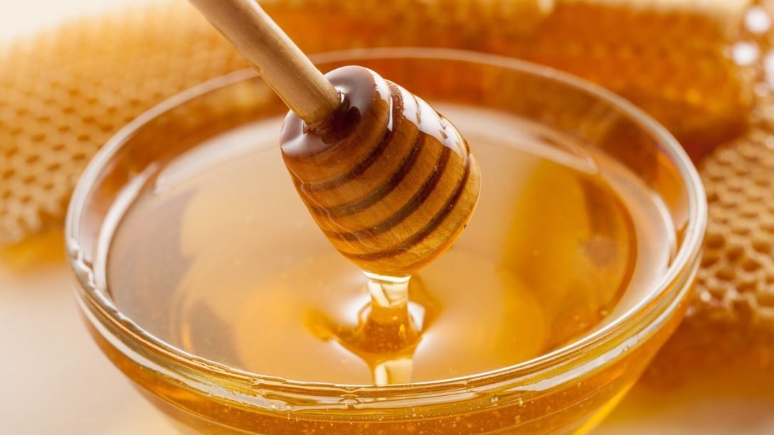 "Madu kaya manfaat untuk jantung, tapi berbahaya bagi bayi dan penderita alergi. Simak aturan minum madu dan daftar orang yang sebaiknya tidak mengonsumsinya."