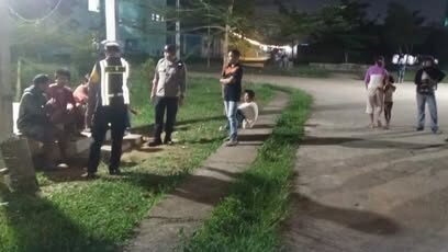 Aparat kepolisian memfasilitasi proses mediasi secara kekeluargaan untuk menyelesaikan perselisihan antarwarga di kawasan rumah susun.