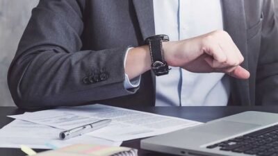 Ilustrasi - Seseorang yang selalu datang lebih awal memiliki struktur kebiasaan yang rapi dan cara efektif untuk mengelola rasa cemas sebelum mengikuti acara. (Dok. Ist)