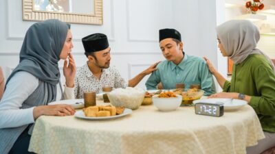 "Merasa sangat lelah saat silaturahmi lebaran? Kenali fenomena social battery pada introvert dan cara mengelola energi sosial agar tetap nyaman saat Idulfitri."