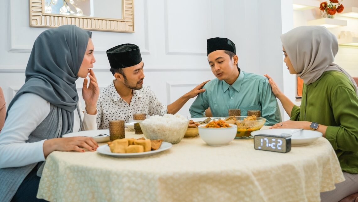 "Merasa sangat lelah saat silaturahmi lebaran? Kenali fenomena social battery pada introvert dan cara mengelola energi sosial agar tetap nyaman saat Idulfitri."