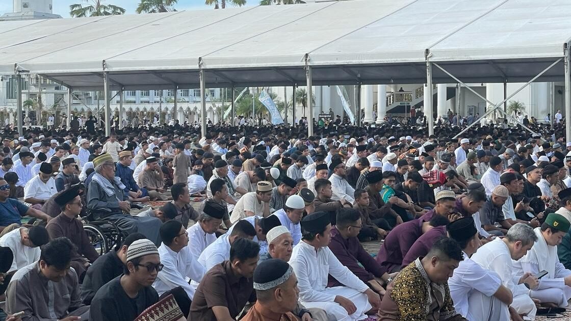 "Memahami lebih dalam makna sholat Idulfitri atau Eid Mubarak sebagai simbol persatuan, rasa syukur, dan momentum kembali ke fitrah setelah satu bulan berpuasa."