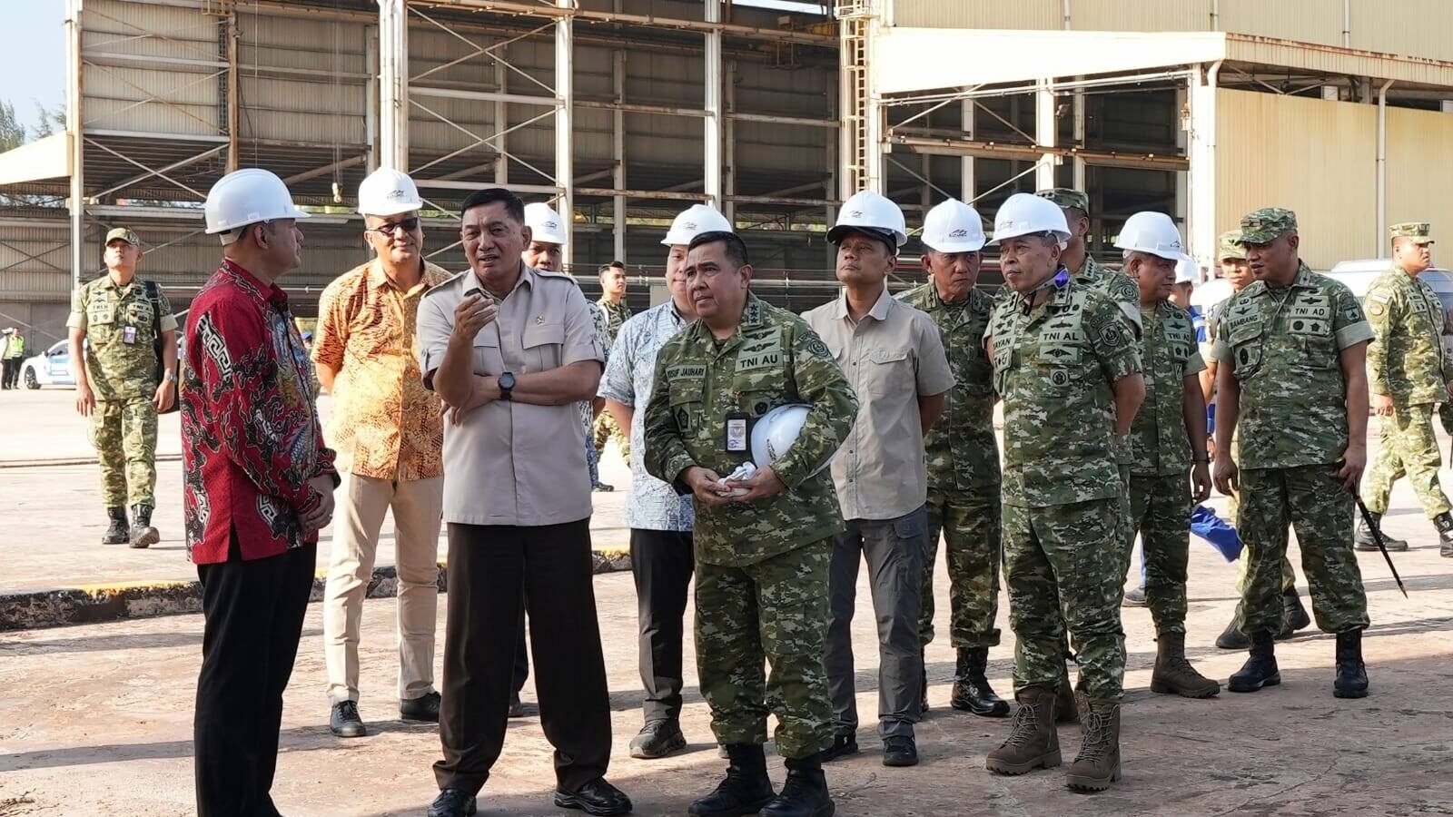 Menteri Pertahanan Sjafrie Sjamsoeddin mengenakan kemeja dan helm proyek putih sedang berdiskusi saat meninjau kawasan industri galangan kapal di Batam bersama sejumlah perwira tinggi TNI. (Dok. HO/Faktakalbar.id)