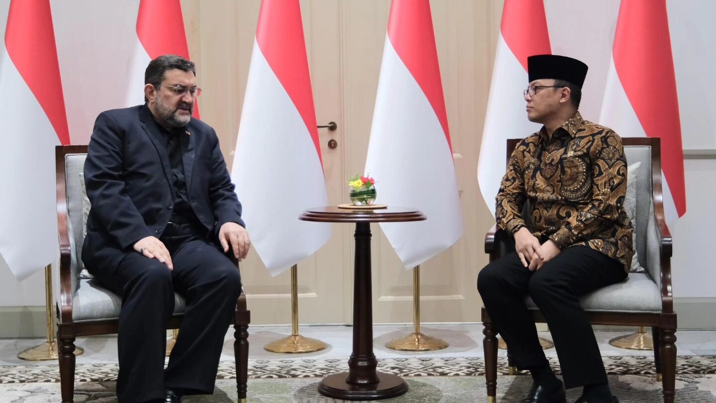 Menteri Luar Negeri Indonesia Sugiono bertemu dengan Duta Besar Iran di Jakarta untuk menyerahkan surat duka cita dari Presiden Prabowo Subianto atas wafatnya Ayatollah Ali Khamenei. (Dok. HO/Faktakalbar.id)