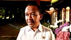 Menteri ESDM Bahlil Lahadalia memberikan keterangan pers terkait percepatan hilirisasi dan ketahanan energi di Hambalang, Bogor. (Dok. HO/Faktakalbar.id)