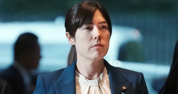 "Menteri Keamanan Ekonomi Jepang, Kimi Onoda, menjadi sorotan setelah terekam berlari menuju rapat kabinet karena terlambat 5 menit dan meminta maaf secara terbuka."