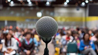 Ilustrasi - Ilmu psikologi mengungkap lima ciri utama orang yang memiliki kecerdasan berbicara. Simak tanda selengkapnya agar komunikasi Anda semakin memikat. (Dok. Ist)