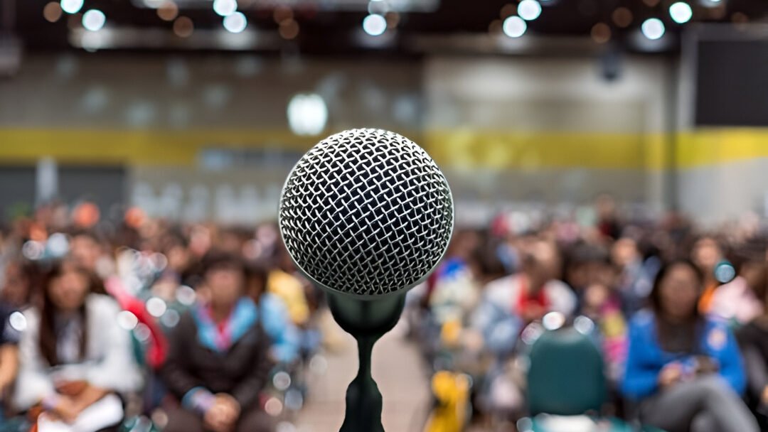 Ilustrasi - Ilmu psikologi mengungkap lima ciri utama orang yang memiliki kecerdasan berbicara. Simak tanda selengkapnya agar komunikasi Anda semakin memikat. (Dok. Ist)