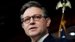 Ketua DPR AS Mike Johnson memberikan keterangan pers terkait dukungannya terhadap rakyat Iran. (Dok. HO/Faktakalbar.id)