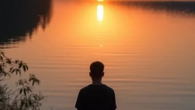 Ilustrasi - Mengawali hari pada waktu subuh menghadirkan ketenangan jiwa bagi manusia. Suasana pagi membantu seseorang mengelola emosi negatif secara perlahan. (Dok. Ist)