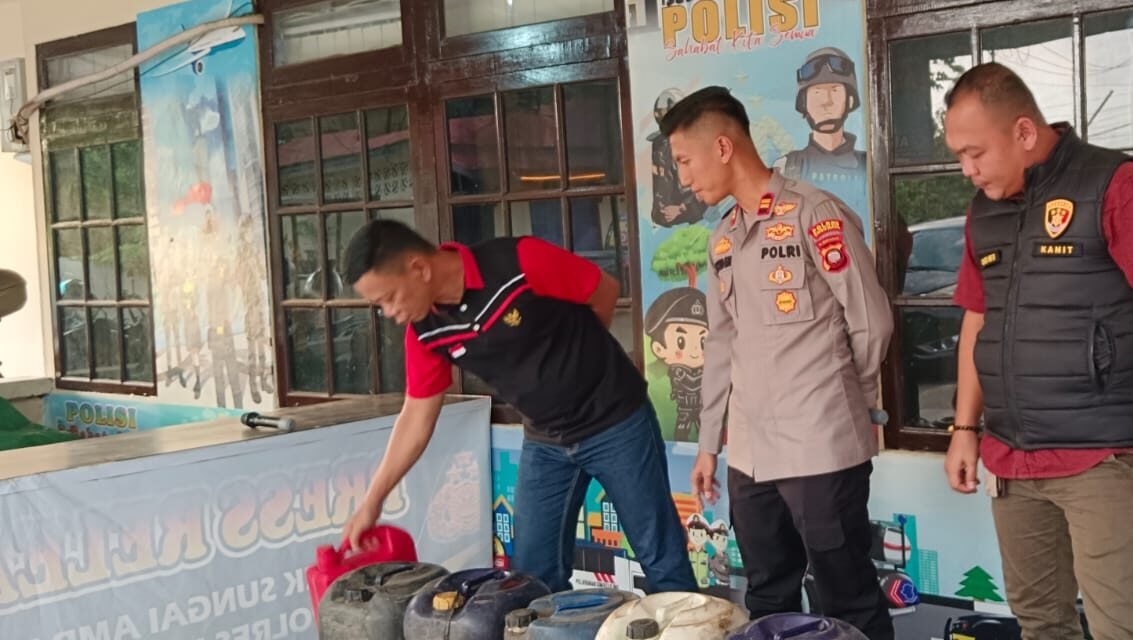 Polsek Sungai Ambawang mengungkap kasus penyalahgunaan BBM subsidi Pertalite bermodus 8 barcode.