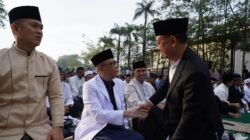 Momen hangat Edi Kamtono bersalaman dengan Sutarmidji usai Salat Idulfitri 1447 H di depan Taman Alun Kapuas Pontianak. (Dok. HO/Faktakalbar.id)