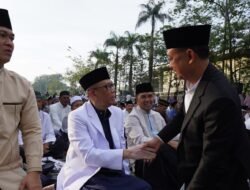 Momen Keakraban Edi Kamtono dan Sutarmidji saat Salat Id di Pontianak