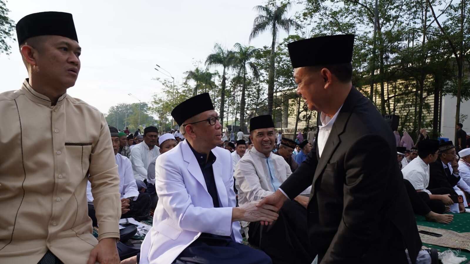 Momen hangat Edi Kamtono bersalaman dengan Sutarmidji usai Salat Idulfitri 1447 H di depan Taman Alun Kapuas Pontianak. (Dok. HO/Faktakalbar.id)