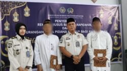 "Sebanyak 167 warga binaan Rutan Kelas IIB Sanggau menerima remisi khusus Hari Raya Idulfitri 1447 H. Simak rincian pengurangan masa tahanan dan suasana Salat Id di rutan."