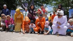 Wali Kota Pontianak, Edi Rusdi Kamtono, bersama konten kreator Swiss, Robby 3 Wheels, tamu undangan, dan anak-anak sekolah dasar, sedang mencoba mendirikan telur secara tegak lurus di kawasan Tugu Khatulistiwa. (Dok. HO/Faktakalbar.id)