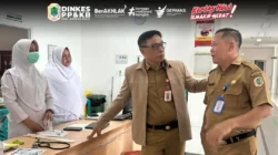 Kepala Dinas Kesehatan PP dan KB Kapuas Hulu Sudarso melakukan monitoring dan evaluasi pelayanan di RSUD dr. Achmad Diponegoro Putussibau. (Dok. HO/Faktakalbar.id)