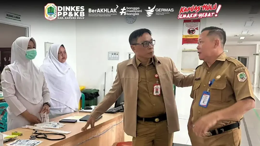 Kepala Dinas Kesehatan PP dan KB Kapuas Hulu Sudarso melakukan monitoring dan evaluasi pelayanan di RSUD dr. Achmad Diponegoro Putussibau. (Dok. HO/Faktakalbar.id)