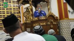 Wakil Wali Kota Singkawang Muhammadin saat memberikan sambutan di atas mimbar Masjid At-Taqwa dalam rangkaian kegiatan tarawih berjamaah. (Dok. HO/Faktakalbar.id)