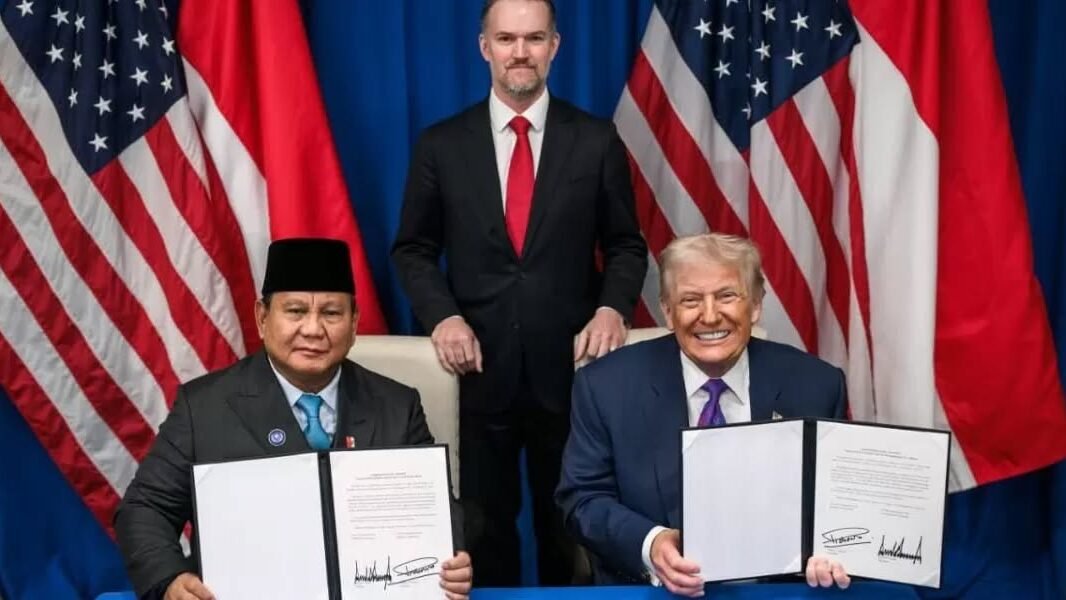 Presiden Prabowo Subianto dan Donald Trump menunjukkan dokumen kerja sama diplomatik di depan bendera Indonesia dan Amerika Serikat. (Dok. HO/Faktakalbar.id)