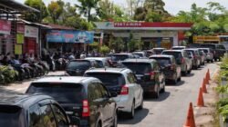 "Sebuah opini mendalam tentang nestapa warga Pontianak yang harus menghadapi antrean BBM di hari pertama Lebaran 1447 H. Antara narasi stok aman dan realitas di lapangan."