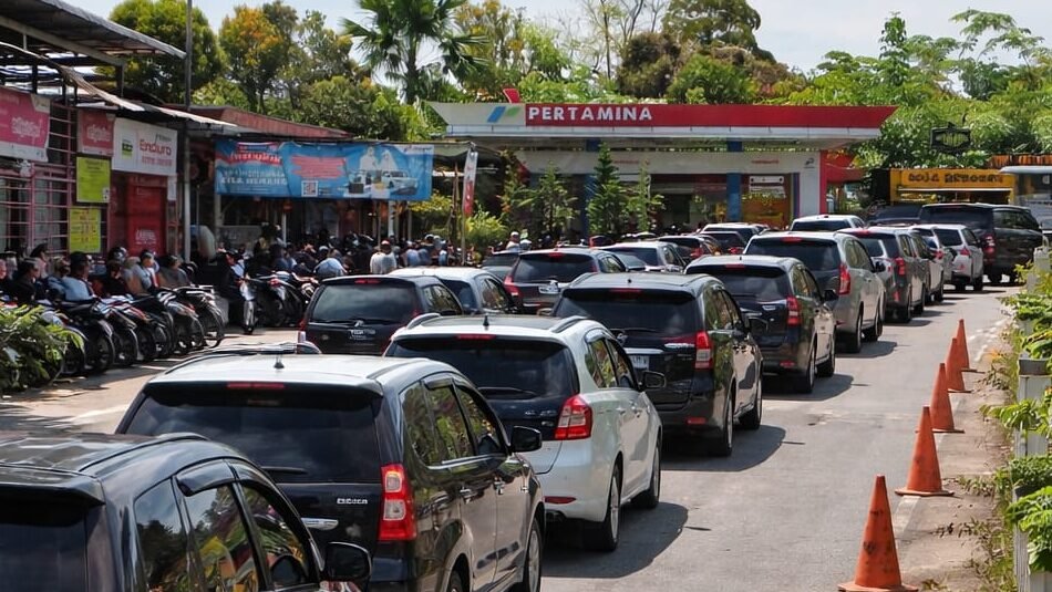 "Sebuah opini mendalam tentang nestapa warga Pontianak yang harus menghadapi antrean BBM di hari pertama Lebaran 1447 H. Antara narasi stok aman dan realitas di lapangan."